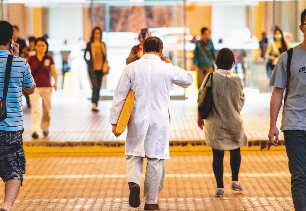 去年台灣受到新冠肺炎嚴重衝擊，各層級醫院上緊發條全力防疫，恰好碰上年度醫院評鑑，讓醫院大喊吃不消。圖／聯合報系資料照