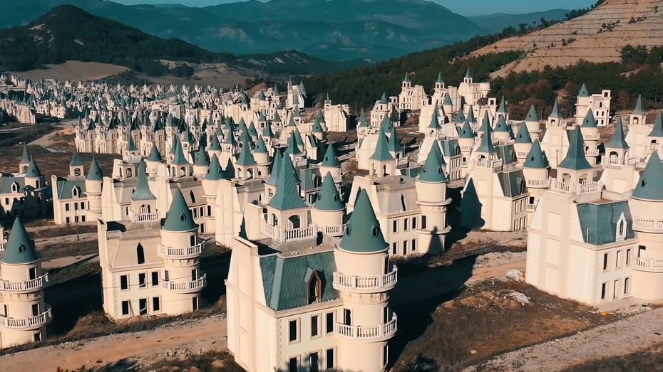 土耳其建商曾想打造一座童話般的迪士尼風格小鎮，卻因為碰上經濟不景氣，城堡荒蕪成廢墟。圖擷取自youtube