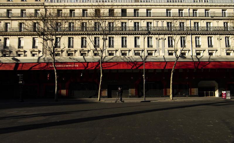 老佛爷百货总工会表示，老佛爷百货（Galeries Lafayette）将裁撤189个职位，也就是资遣总部16%的员工。法国奢侈品百货龙头老佛爷百货2020年共歇业100多天，营业额为往年的一半。欧新社(photo:UDN)