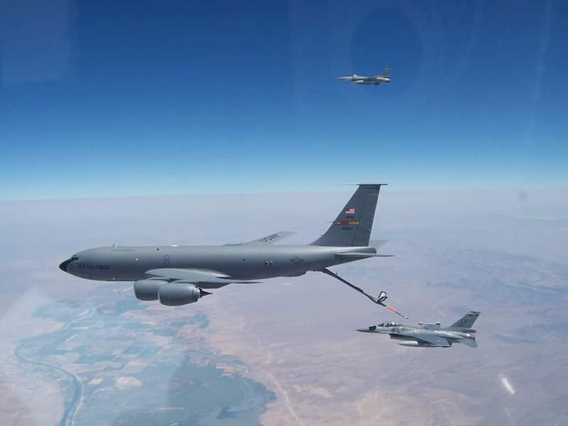 國軍出資在美國境內成立第21中隊，由美國教官訓練。本圖為去年8月27日，美國在台協會利用臉書公布的照片，美軍KC-135加油機正替21中隊的F-16加油。圖／引自AIT臉書