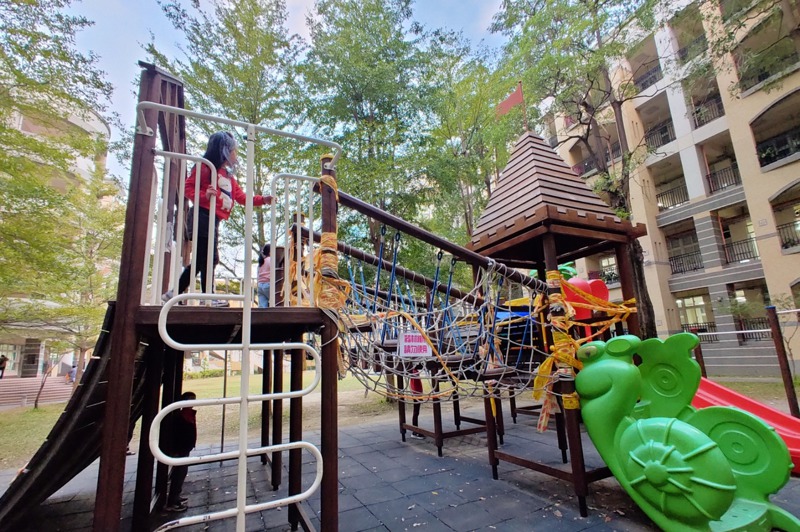 衛生福利部在2017年修正「兒童遊戲場設施安全管理規範」，要求全國兒童遊戲場在2023年1月需完成遊具安檢及改善才能開放使用。記者蔡容喬／攝影