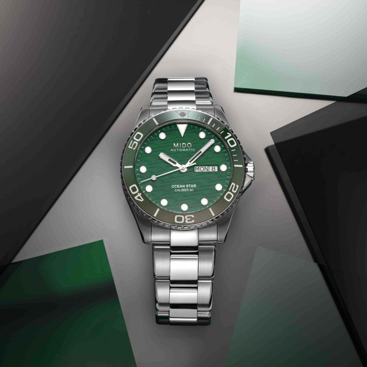 具備200米防水、綠色陶瓷圈、同色表面的MIDO Ocean Star陶瓷腕表。...