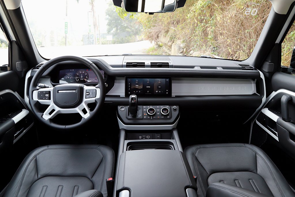 新世代Land Rover Defender導入數位介面以及簡潔化控制面板，儀表...