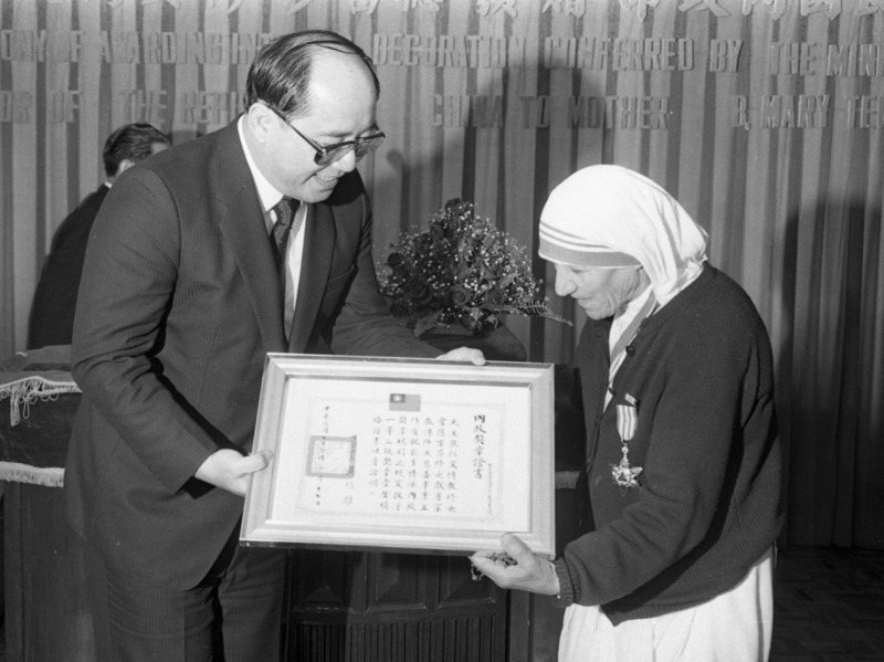 諾貝爾和平獎得主德雷莎修女1985年01月16日搭抵台訪問4天，內政部長吳伯雄（左）以內政一等獎章，頒贈給德雷莎修女（右），對她終身奉獻表示崇高敬意。圖／聯合報系資料照片