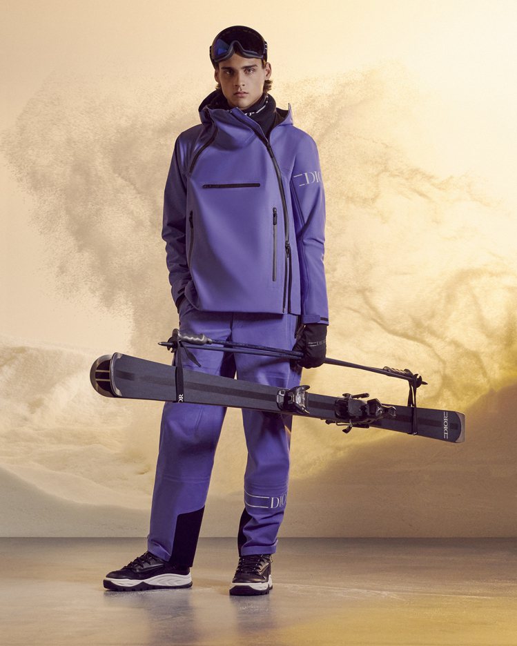 DIOR紫色科技帆布滑雪羽絨夾克，19萬元。圖／DIOR提供