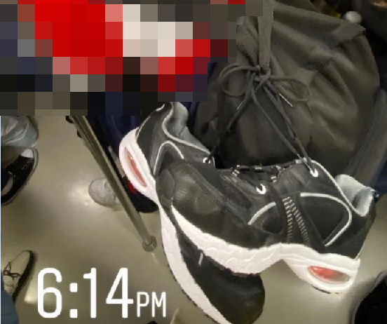 搭捷運遇到學生將鞋子掛在書包外，導致臭味瀰漫在車廂內。圖擷自dcard