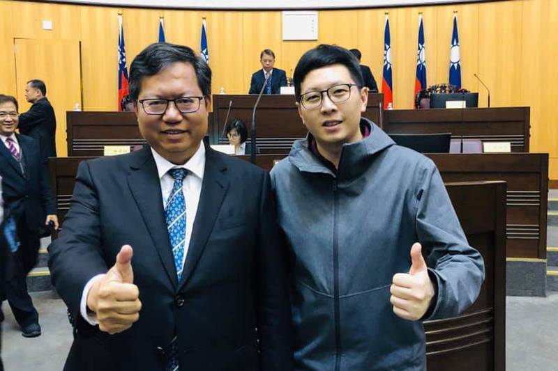 綠黨桃園市議員王浩宇（右）與桃園市長鄭文燦（左）合影。圖／取自王浩宇臉書