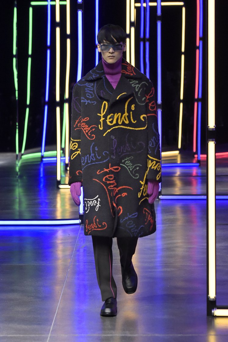 Noel Fielding的設計出現在毛衣背心、毛絨大衣、粒面小牛皮Peekaboo等包款上，展現天真童趣的氣息。圖／FENDI提供