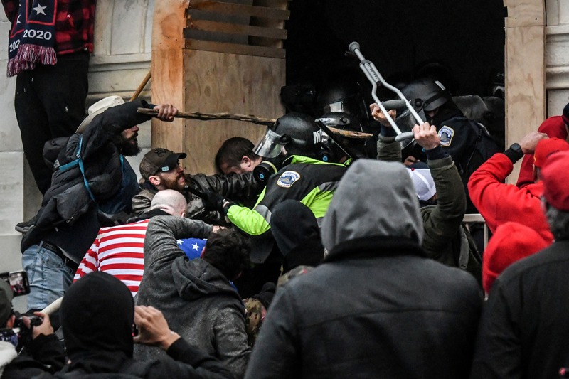 美國總統川普支持者六日在國會大廈外和警方爆發肢體衝突，試圖闖進國會。（路透）