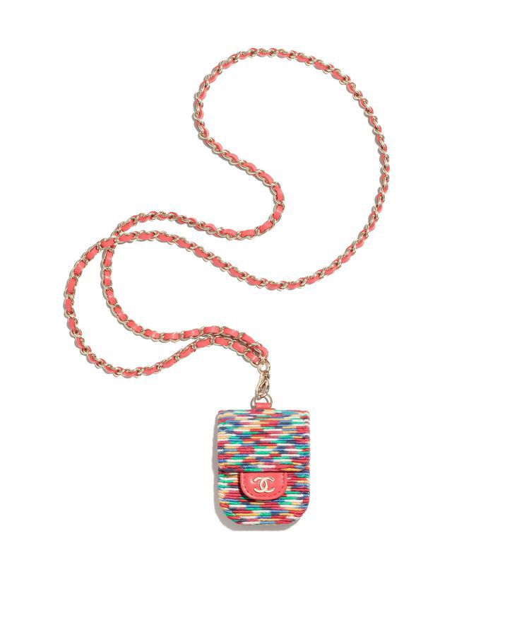 多彩編織珊瑚紅皮穿鍊耳機包，44,100元。圖／香奈兒提供