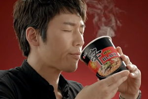 南韓農心的黑色辛拉麵曾被紐約時報評選為全世界最好吃的速食麵。圖／取自YouTube辛拉麵廣告