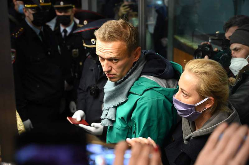納瓦尼與妻子尤莉雅17日在莫斯科機場拿出護照通關，他在通關後隨即被捕。法新社