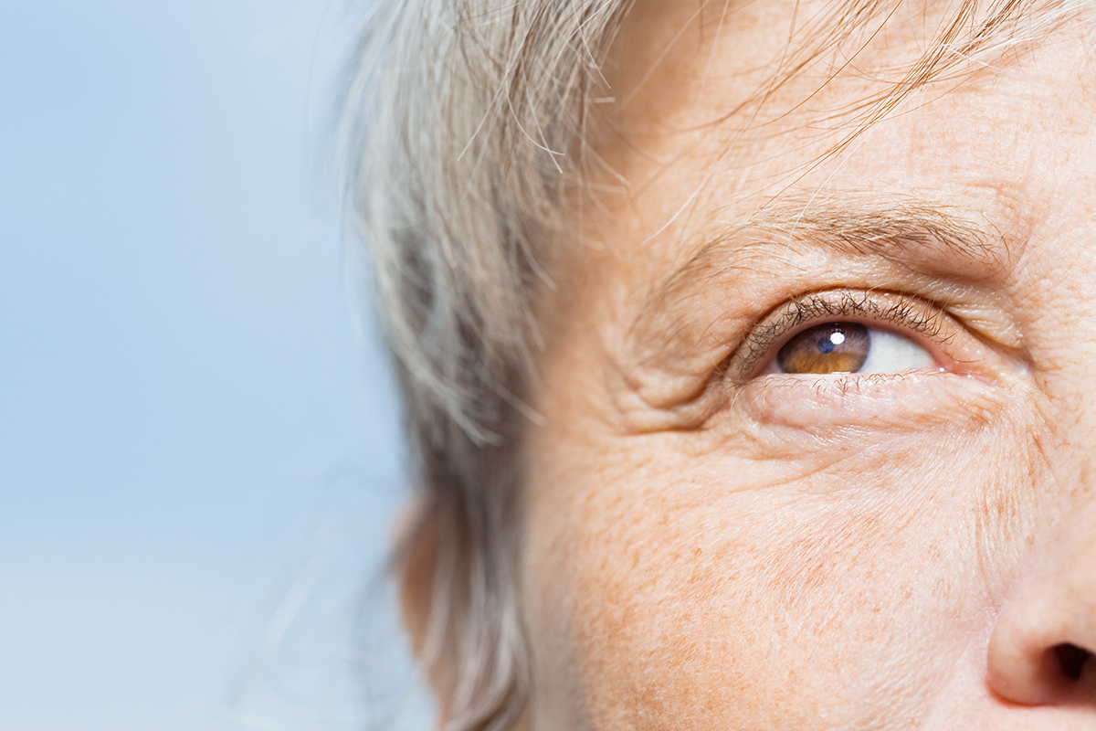 所有的器官都會經歷無可避免的自然老化，但皮膚受到雙重的打擊：它包覆在體外，暴露在環境中。若要避免外層產生皺紋，我們需要瞭解加速老化的環境因子。<br />圖／ingimage
