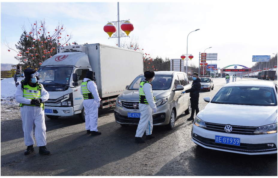 疫情轉趨嚴峻的吉林省通化市已展開人員移動控管，圖為18日防疫人員正在檢查出城車輛、人員的證件及核酸檢測報告。新華社