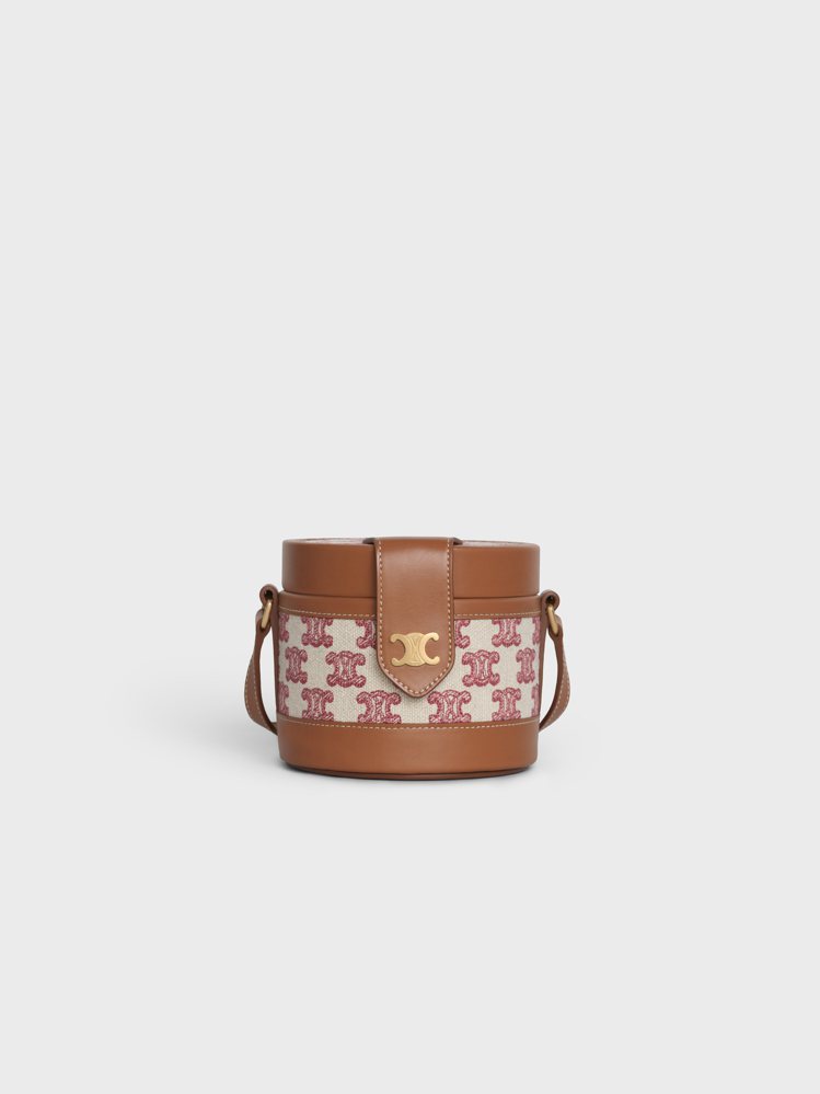 CELINE 2021新春系列Triomphe Embroidery深粉紅凱旋門經典花紋小型圓盒包，72,000元。圖／CELINE BY HEDI SLIMANE提供