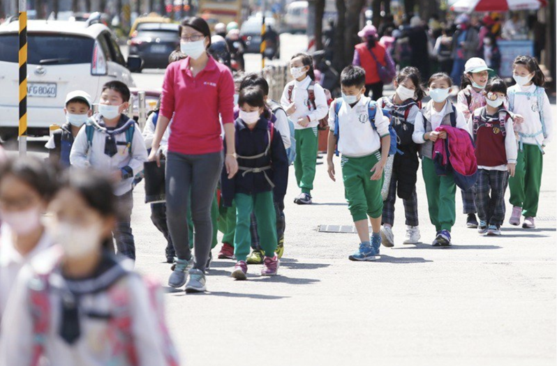 台北市教育局提醒各校陸續舉辦結業式，學校應加強宣導防疫措施。圖／聯合報系資料照