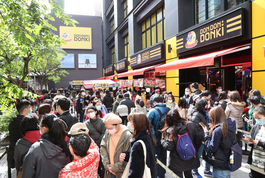 日本唐吉軻德「DON DON DONKI」19日正式開幕，西門町首店24h營業，大批民眾排隊等候入場。 圖／聯合報系資料照（記者蘇健忠攝影）
