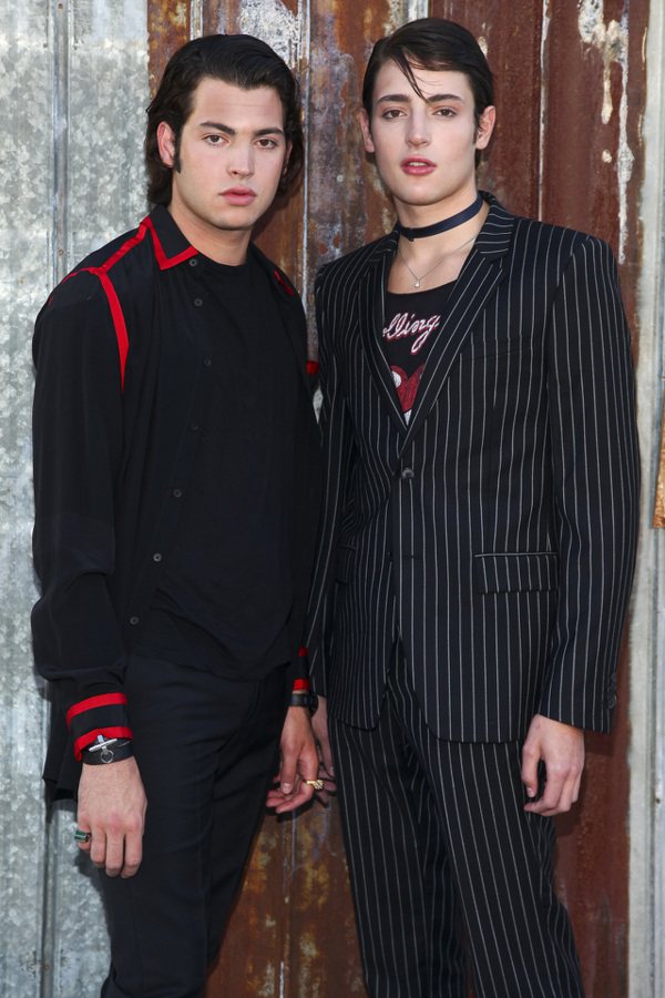 图为2015年哈利跟哥哥（图左）出席纽约时装週纪梵希（Givenchy）时装秀。 美联社资料照(photo:UDN)