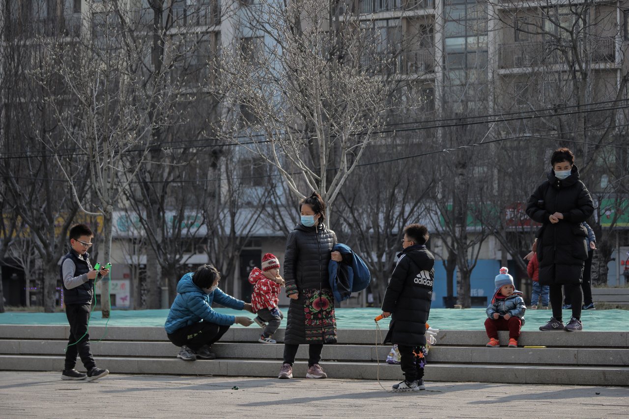 華中科技大學公共衛生學院團隊近期在線上發表關於2萬多個湖北武漢染疫家庭的病毒傳播特徵，其中顯示，兒童雖然對2019冠狀病毒疾病（COVID-19）的易感性較老年人群弱，但傳播力卻更強。