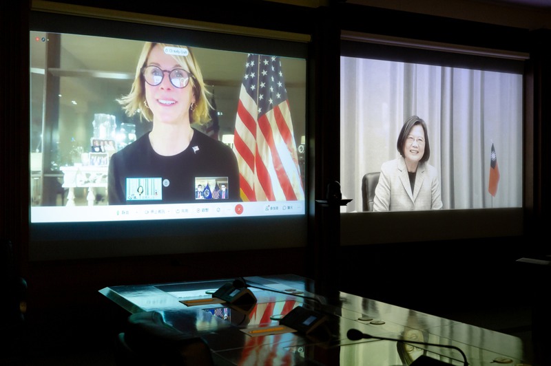 美國駐聯合國大使克拉夫特（左）臨時取消訪台行程，蔡英文總統（右）日前在總統府舉行視訊談話。圖／總統府提供