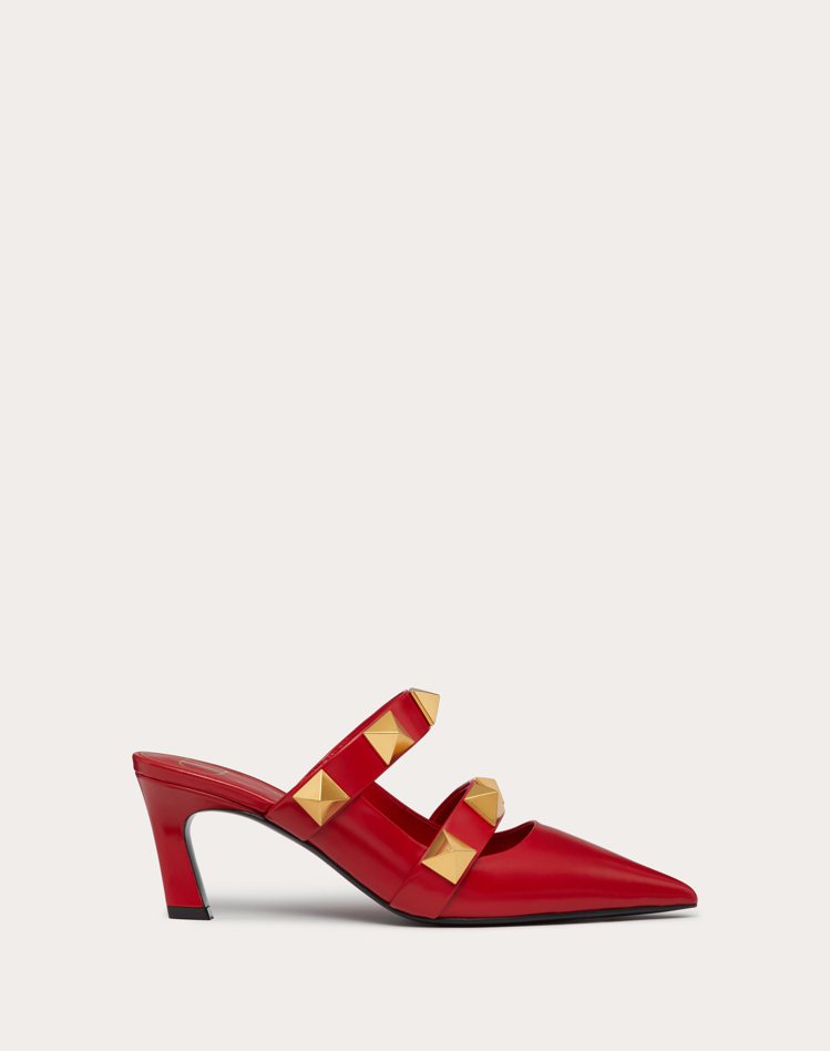 Roman Stud紅色鉚釘穆勒鞋，33,800元。圖／Valentino提供