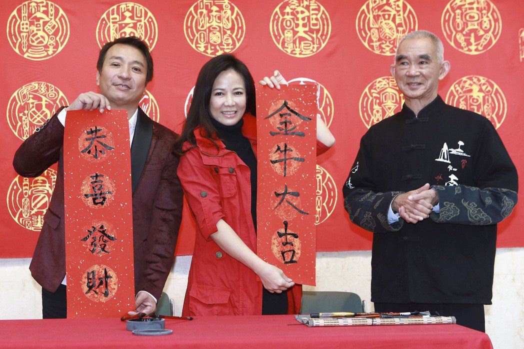 王中平（左）、陳仙梅向書法藝術家黃明勝學書法現場揮毫。圖／民視提供
