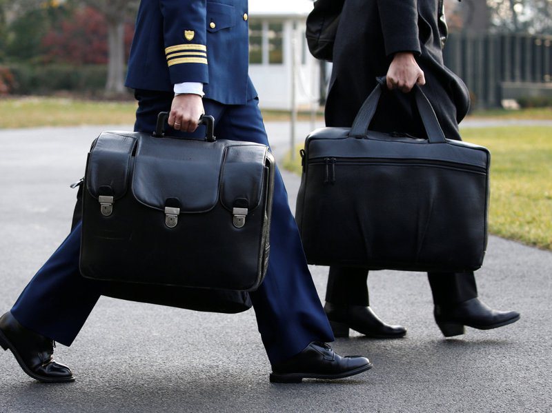 美國總統川普不論去哪兒，俗稱「核子足球」的手提箱（左）必須跟著他。路透