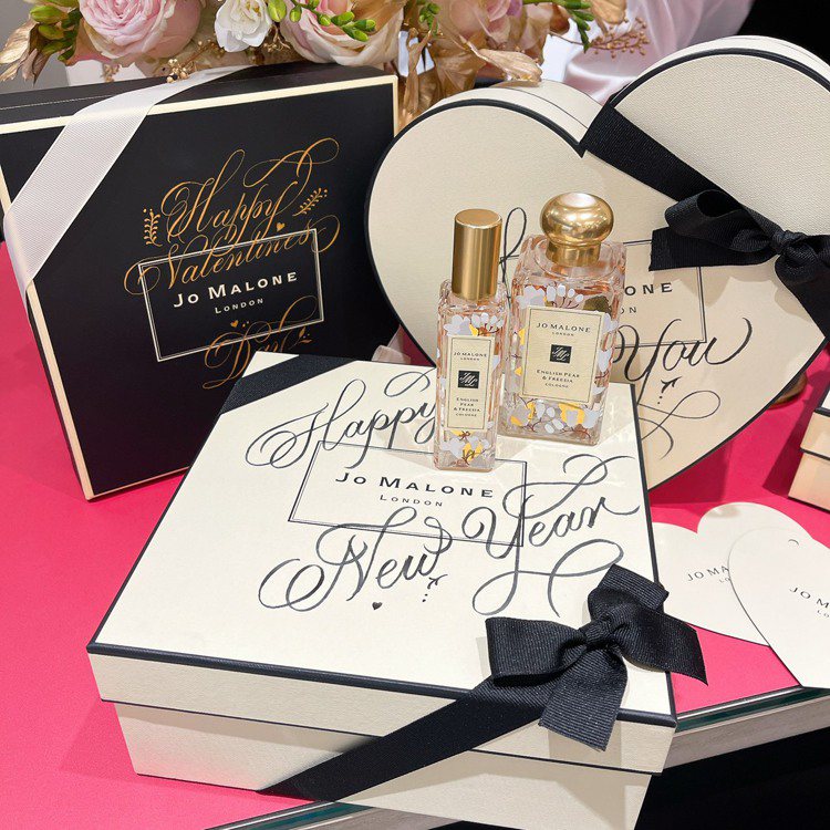 Jo Malone London英國梨與小蒼蘭香水中國新年限定版，還有客製化藝術手寫禮盒服務。記者劉小川／攝影