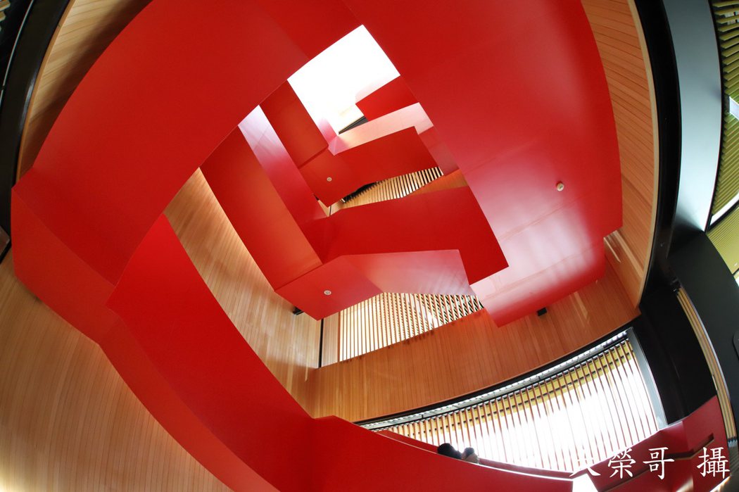 12.另一處討論熱度特高之處「紅色旋轉樓梯」，由荷蘭式建築事務所操刀設計，特別選用大紅色作為建築內部的跳色設計更顯得突出。層層疊疊的樓梯，不管由上往下或由下往上拍，每個角度都好有感覺，處處電影感十足。