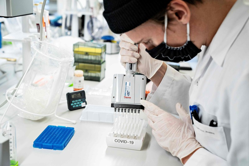 丹麥奧爾堡大學大學研究員正檢視並分析所有來自英國B117新冠病毒株樣本。（法新社）