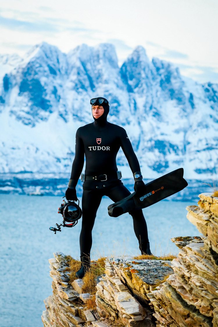 Morgan Bourc’his與TUDOR合作，並由水下攝影師兼導演Jean-Charles Granjon掌鏡，完成了「深入海洋 探秘自然（La Quête du Sauvage」紀錄片，深入挪威峽灣冰冷險境、追逐虎鯨的身影。圖 / TUDOR提供。