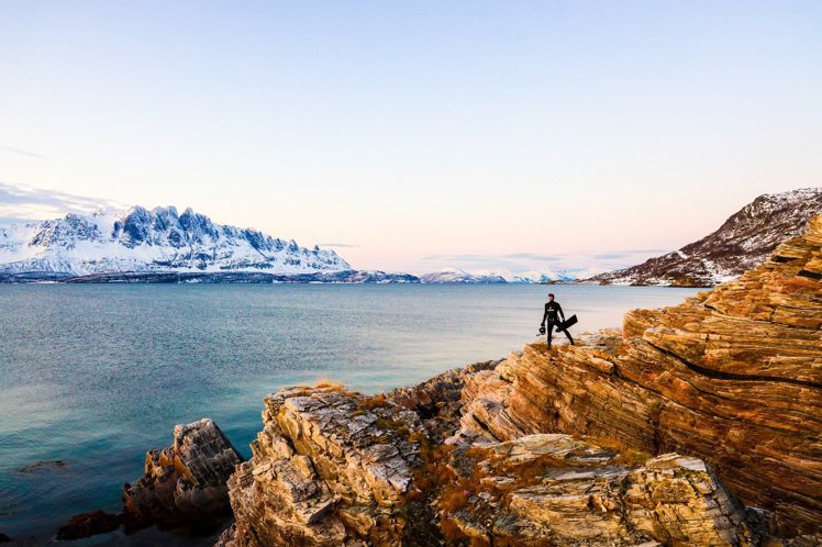 Morgan Bourc’his在配戴TUDOR Pelagos潛水腕表後，由從地中海的溫暖水域至挪威的冰冷峽灣，探尋鯨魚蹤影與自然生態奇景。圖 / TUDOR提供。