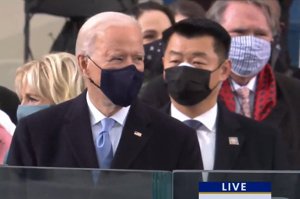 美國總統拜登（左）的就職典禮上，韓裔特勤人員曹大衛（右）就站在拜登右後方，他有望升為負責拜登安全的特勤小組組長。圖／取自推特