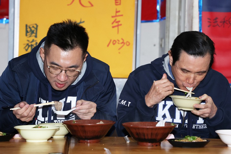 前總統馬英九（右）與黨主席江啟臣（左）享用台灣豬肝與豬肉烹煮的麵食，呼籲全民支持台灣豬。圖／聯合報系資料照片