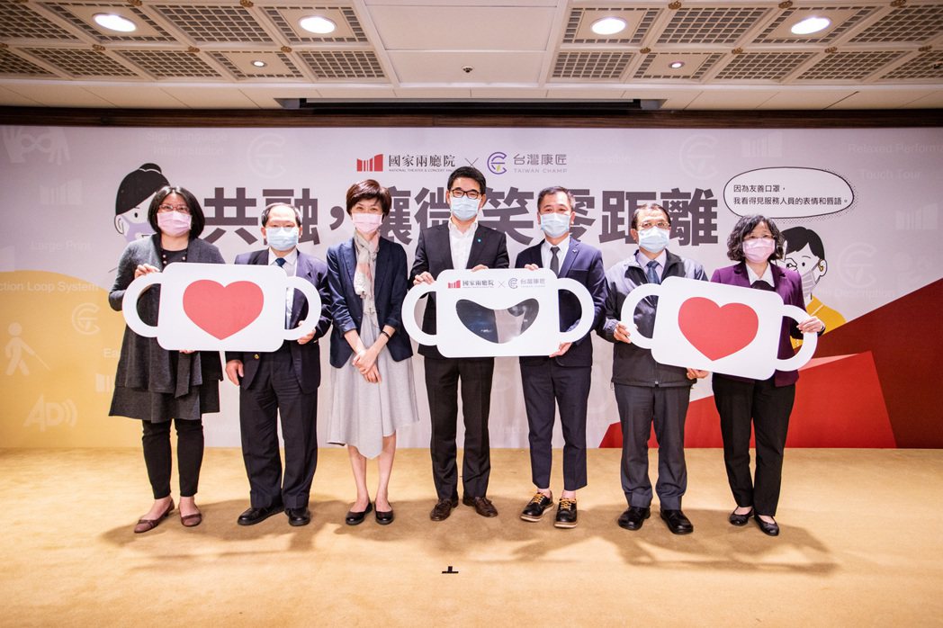 口罩國家隊台灣康匠捐贈口罩予代表單位，相關推動單位與受贈單位大合照（左至右）：蒲...