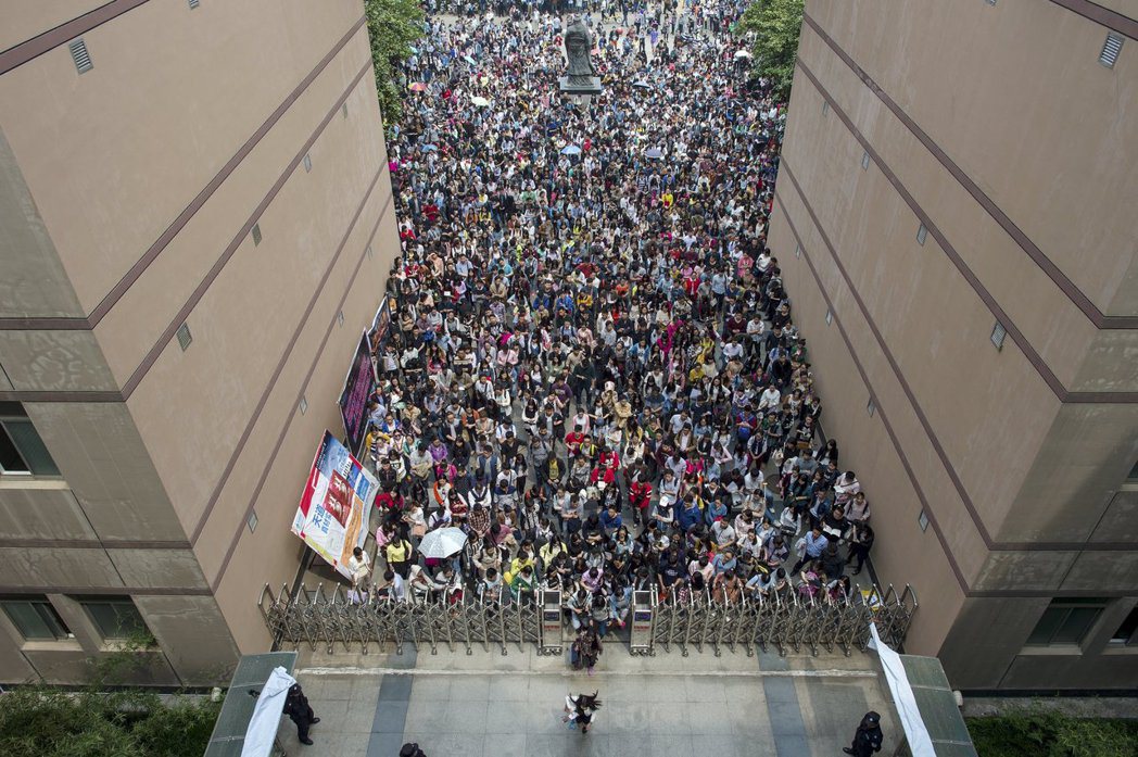 2015年武漢，等待進入考場準備公務員考試的人群。 圖／路透社