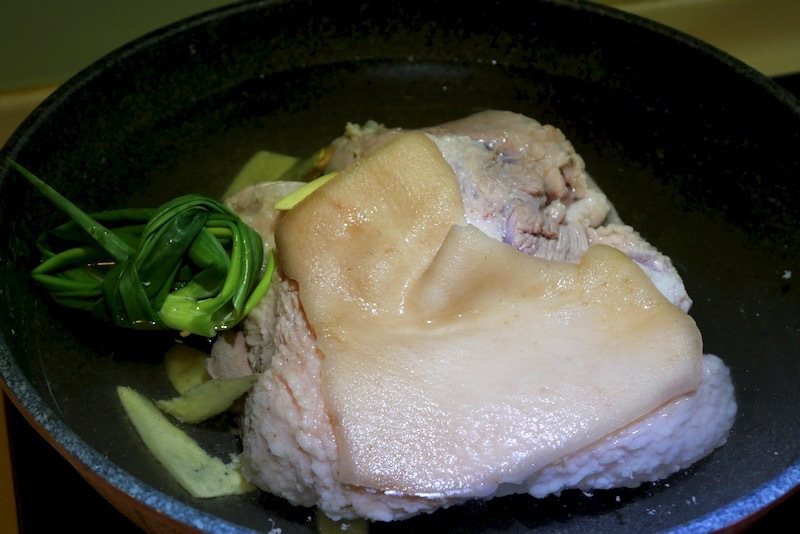 簡易版的去豬五花的腥味：煮豬五花肉時，只加入蔥薑和米酒一杯，也可去腥，肉質一樣鮮甜。