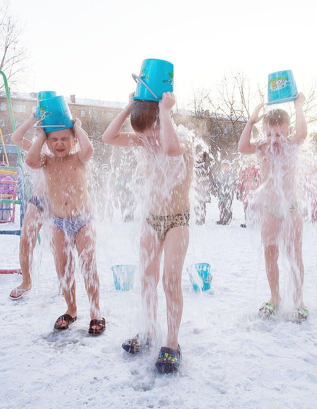 俄罗斯西伯利亚当地幼稚园有项传统，学童们必须在酷寒中脱到只剩内裤，并将一冰水泼洒在身上，除了能保持健康、预防疾病外，还可以学习如何「深唿吸」并提升学习效果。The Siberian Times(photo:UDN)