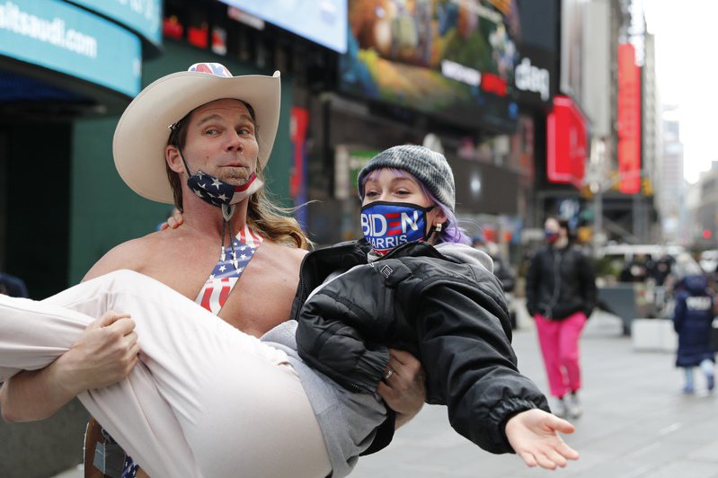 美国总统拜登就职日当天，支持者在纽约时报广场庆祝，却没有把口罩戴好。中新社(photo:UDN)