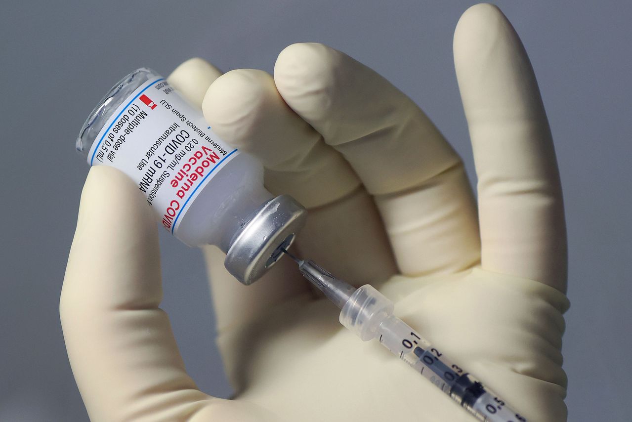 美國疾病管制暨預防中心（CDC）說，對莫德納疫苗呈現嚴重過敏反應的案例很「罕見」，400多萬人施打第一劑後，僅10例有嚴重過敏反應。<br />法新社