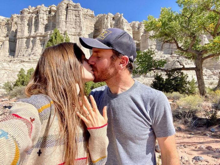 莉莉柯林斯曾發布親吻查理麥道威爾的照片，公開訂婚喜訊。圖／摘自Instagram