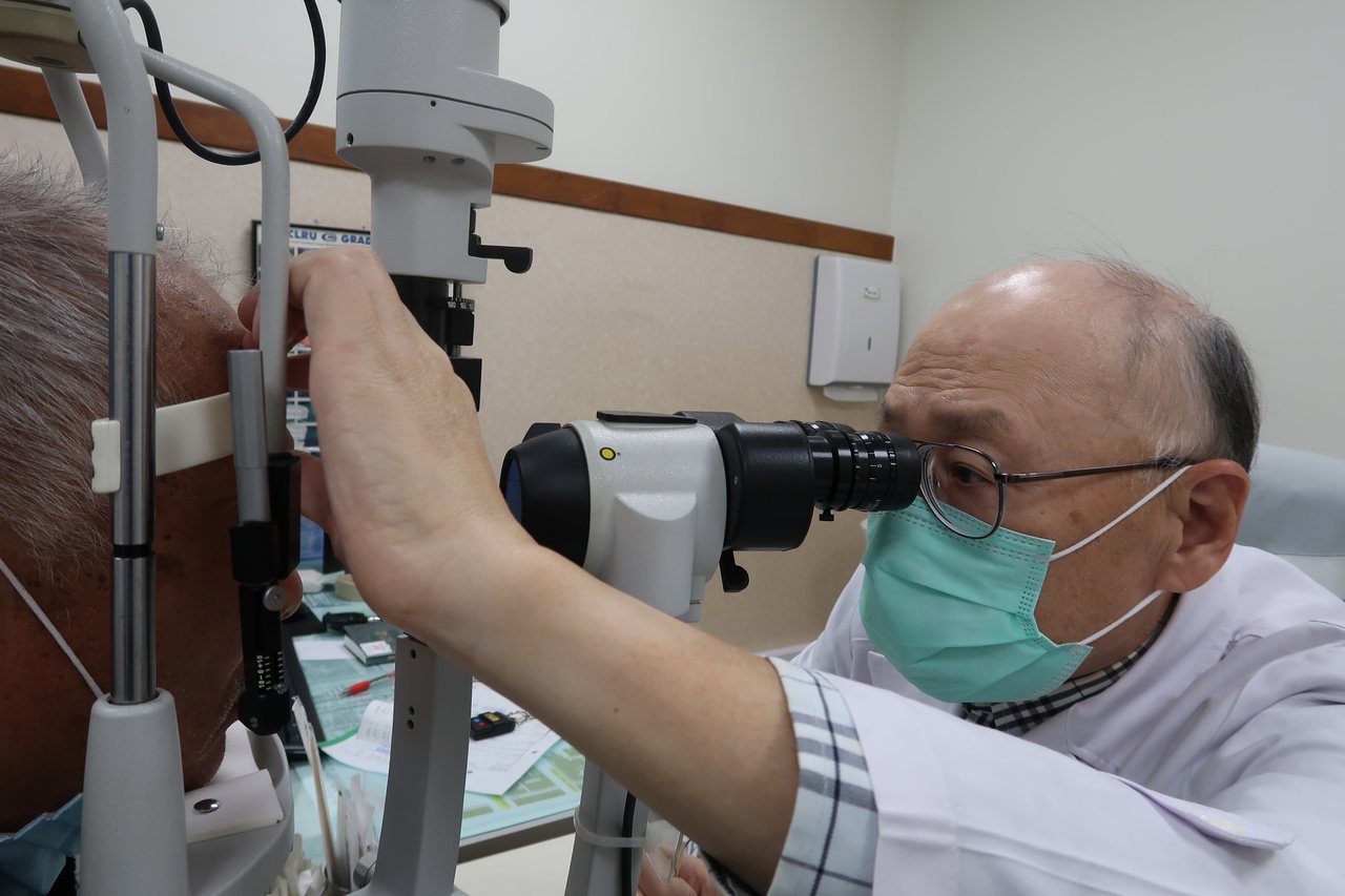 南基醫院眼科醫師周介仁提醒兒童突發性斜視應及早就醫，以免影響視力發展。圖／南基醫院提供