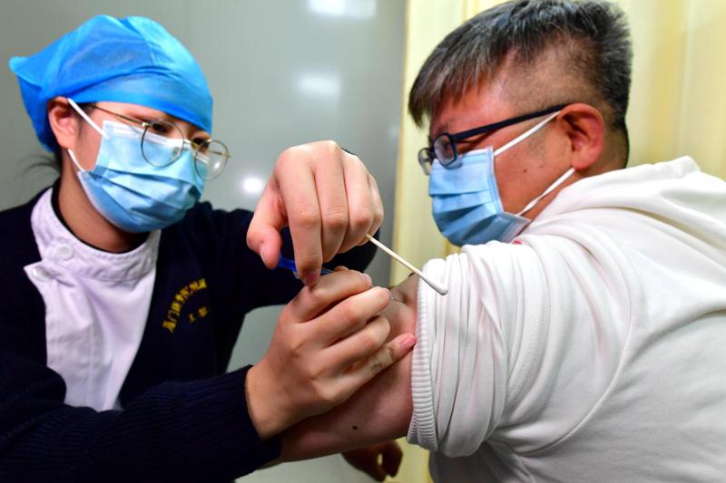 廈門台商協會會長吳家瑩表示，已有460多名會員及員工在1月12日前施打第一劑，2月初將施打第二劑，圖為福建廈門醫護人員為台商接種新冠疫苗。中新社