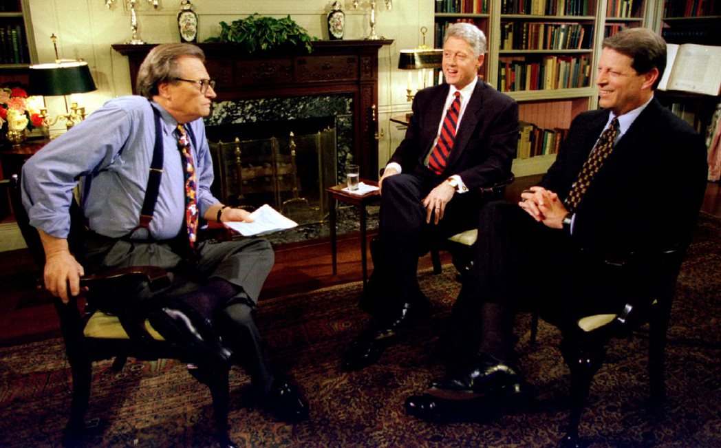 美國前總統柯林頓（中）、前副總統高爾（右）都是賴瑞金（左）的節目來賓。圖／路透資...