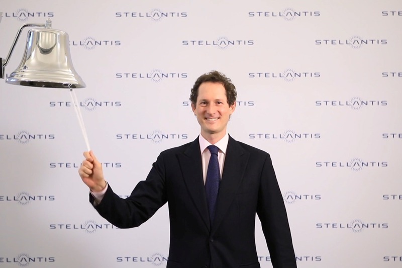 Stellantis董事長艾爾康18日在義大利米蘭的股票交易所象徵性敲鐘，慶祝公司上市。路透