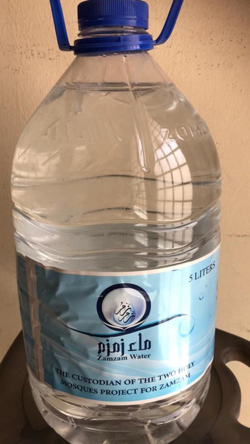 沙烏地阿拉伯航空准許每位國際旅客帶一瓶「滲滲泉水」，不計算在行李重量內，這是沙國最受歡迎的伴手禮。 中央社