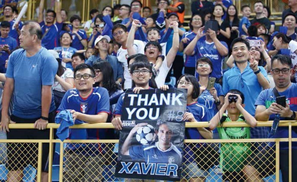 熱情球迷在中華男足對巴林的陳昌源引退賽，舉著他的加油海報。
