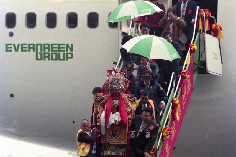 1997年01月24日，大陸湄洲媽祖搭乘專機抵達桃園機場長榮航空修護中心。圖／聯合報系資料照片