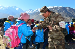 退役3年多的西藏兵李兵（化名）說，中印衝突從去年夏天進入2021年年初零下40度的隆冬，極端考驗部隊的體能與意志。圖為解放軍軍醫在西藏發放防暈車藥。 新華社