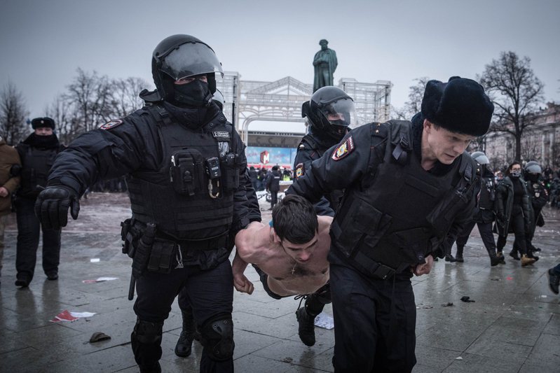 俄國鎮暴警察23日在莫斯科的示威中，拘捕一名示威者。圖／紐約時報